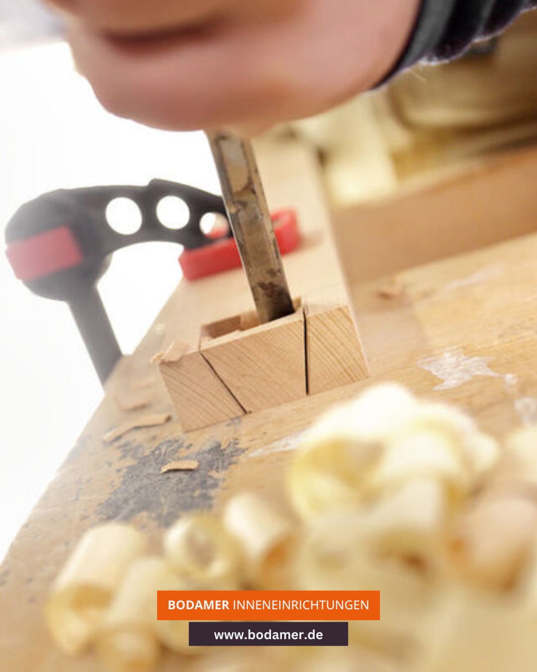 Ein Schwalbenschwanz wird von einem Schreiner mit einem Stechbeitel hergestellt.