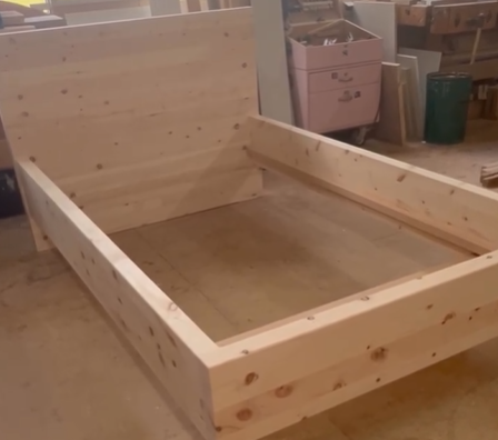 Zirbenholzbett in Komfortbreite und Komforthöhe